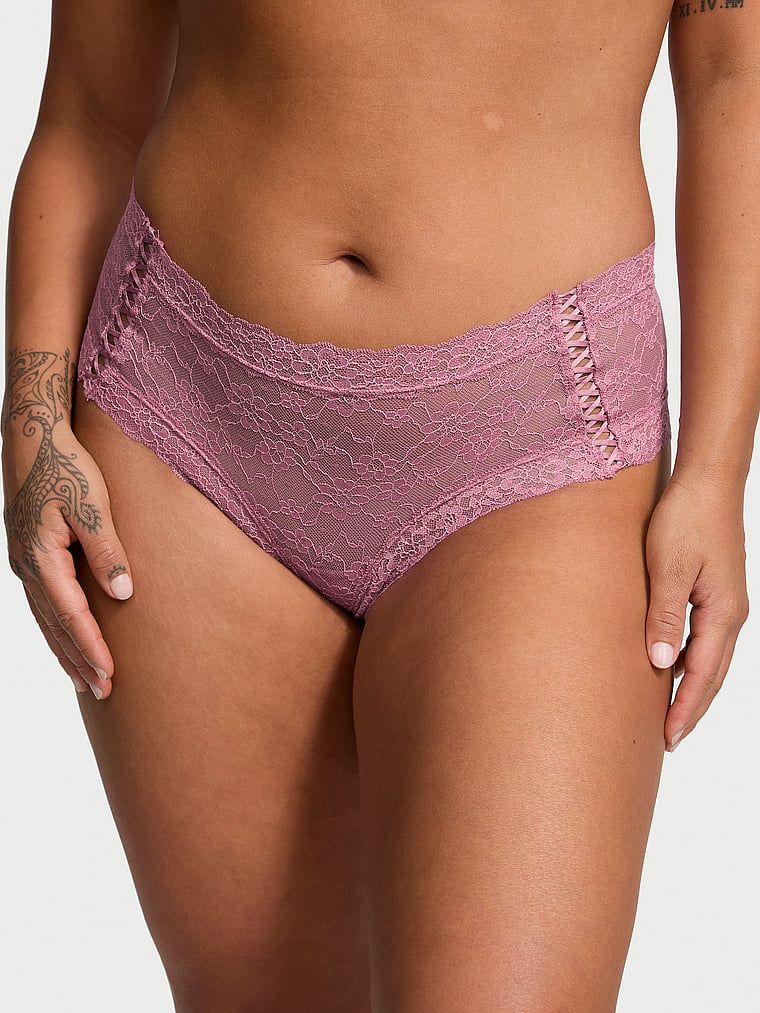 Majtki koronkowe ze sznurowaniem po bokach Lace-Up Cheeky. Produkt ma kolor purpurowy i pochodzi z kolekcji Lacie. 