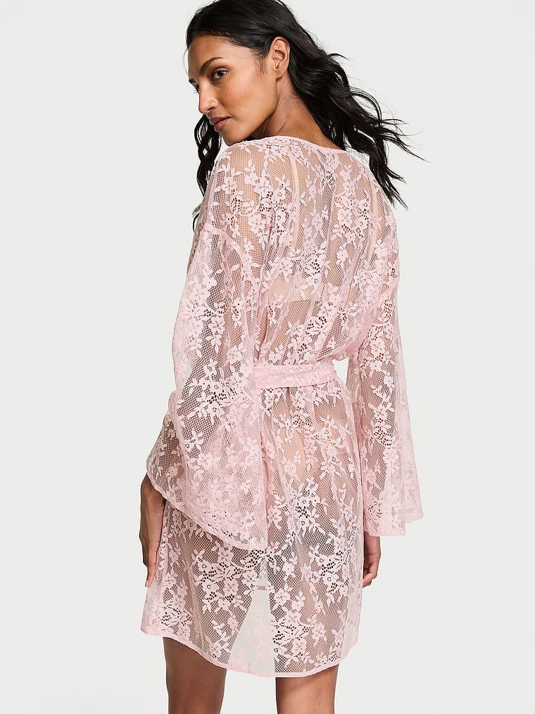 Szlafrok koronkowy prześwitujący Dare to Dream. Produkt ma kolor różowy i pochodzi z kolekcji Victoria's Secret. 