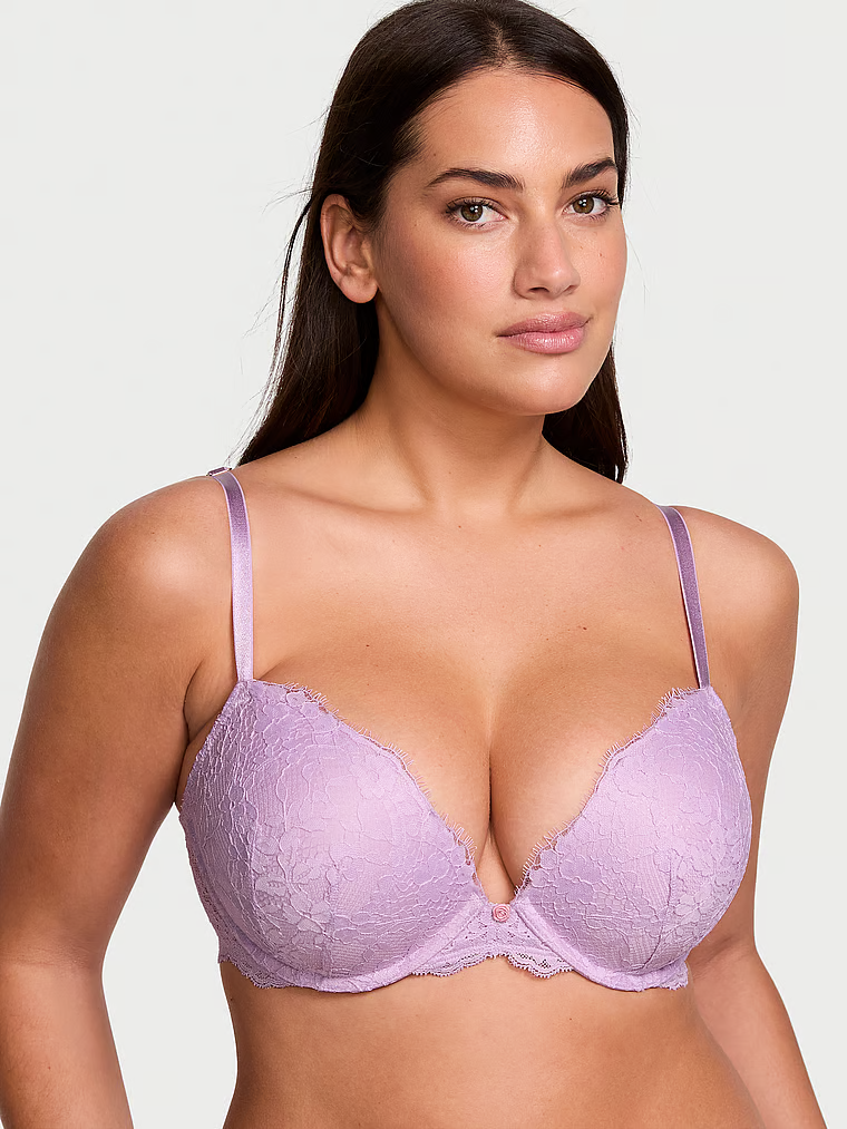 Modelka prezentuje biustonosz push-up Dream Angels. Produkt ma kolor purpurowy i pochodzi z kolekcji Dream Angels.