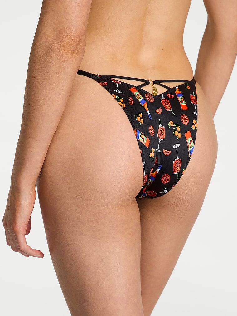 Majtki brazyliany z zawieszką Charm Brazilian. Produkt jest wzorzysty i pochodzi z kolekcji Very Sexy. 