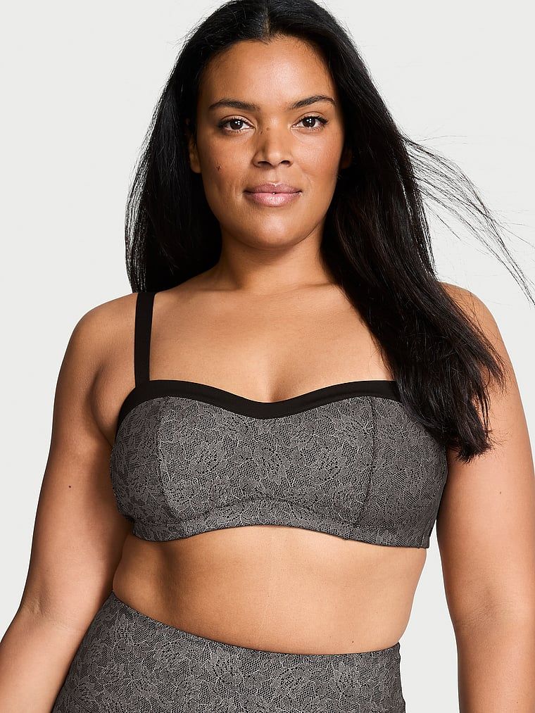 Modelka prezentuje biustonosz sportowy z lekkim wsparciem VSX Glow Reflective Lace. Produkt jest wzorzysty i pochodzi z kolekcji VSX.