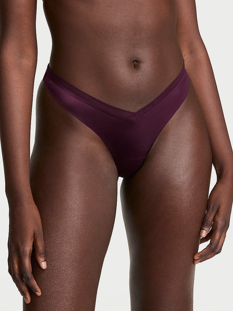 Stringi z paseczkami z tyłu Sheer Reveal. Produkt ma kolor fioletowy i pochodzi z kolekcji Very Sexy. 