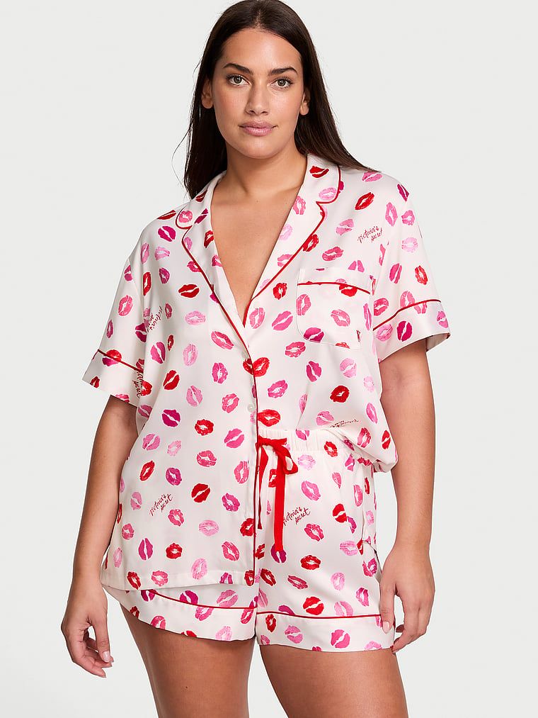 Piżama satynowa błyszcząca z szortami Glazed Satin. Produkt ma kolor wzorzysty i pochodzi z kolekcji Victoria's Secret. 