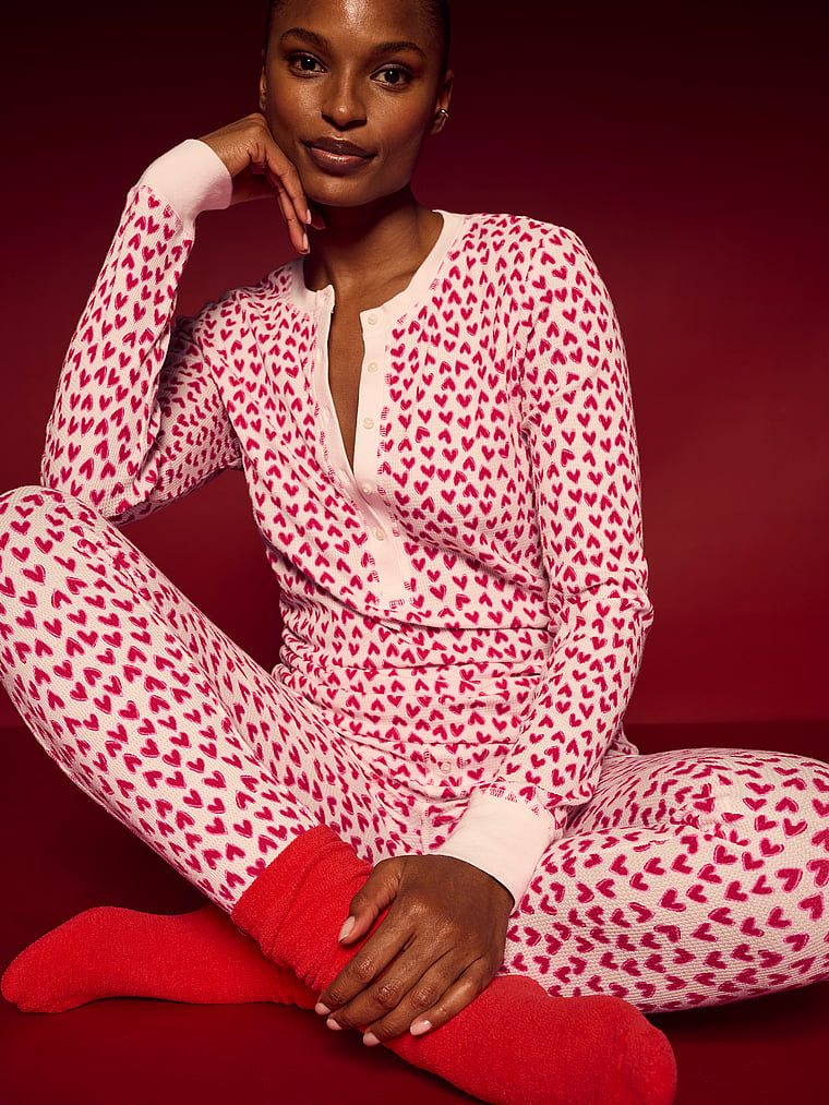 Ciepła piżama z długim rękawem Thermal. Produkt jest wzorzysty i pochodzi z kolekcji Victoria's Secret. 