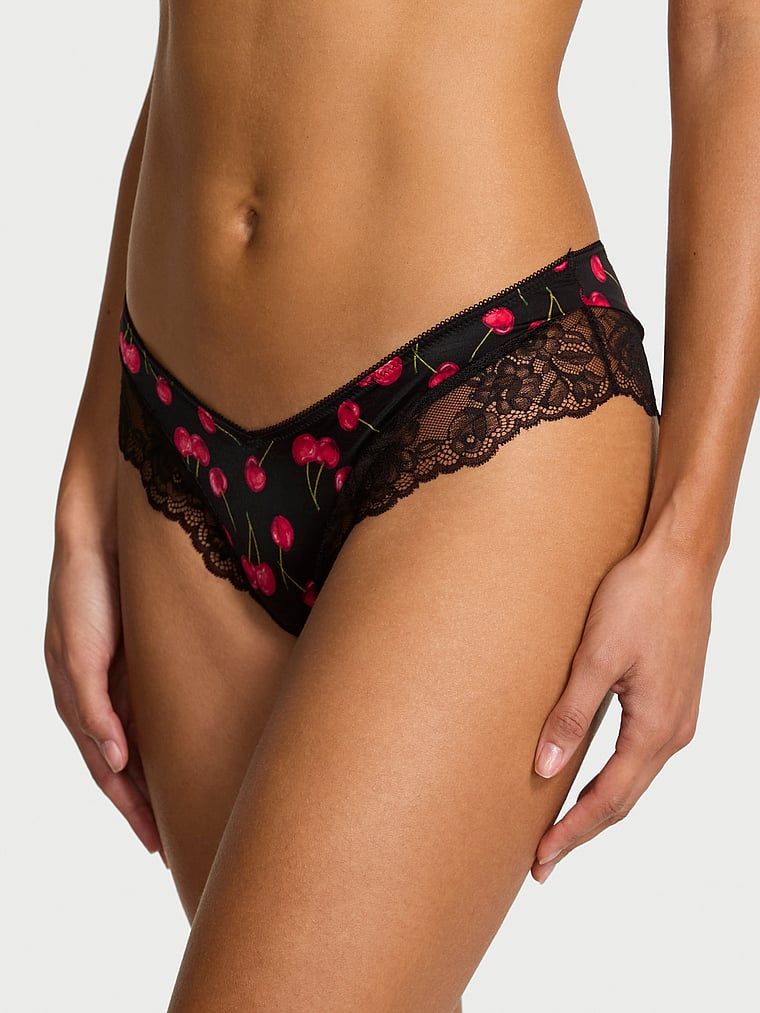 Majtki z koronką na krawędziach i wysoko wyciętymi nogawkami Lace-Trim Cheeky. Produkt jest wzorzysty i pochodzi z kolekcji Very Sexy. 