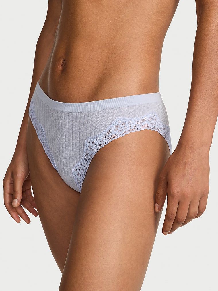 Majtki prążkowane z koronką na krawędziach Rib Lace-Trim Bikini. Produkt ma kolor purpurowy i pochodzi z kolekcji Seamless. 