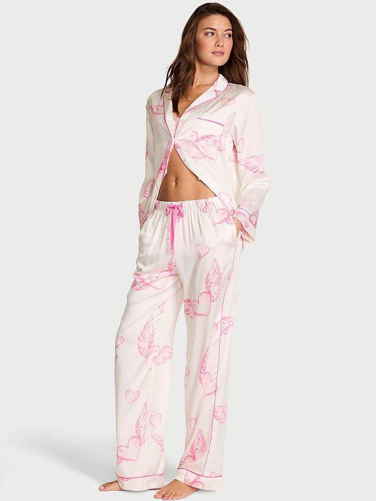 Satynowa piżama z długimi rękawami. Produkt jest wzorzysty i pochodzi z kolekcji Victoria's Secret. 