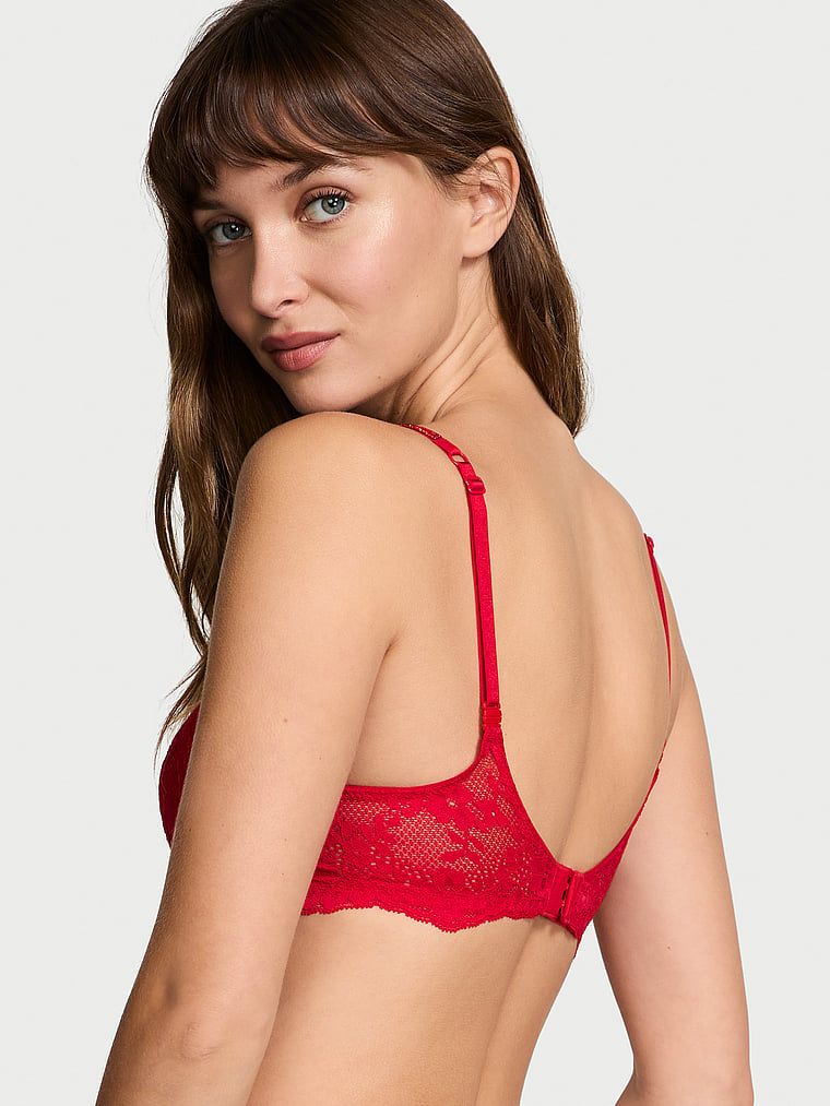 Modelka prezentuje biustonosz lekko usztywniany koronkowy z błyszczącymi ramiączkami Twinkle Strap Demi. Produkt ma kolor czerwony i pochodzi z kolekcji Dream Angels.