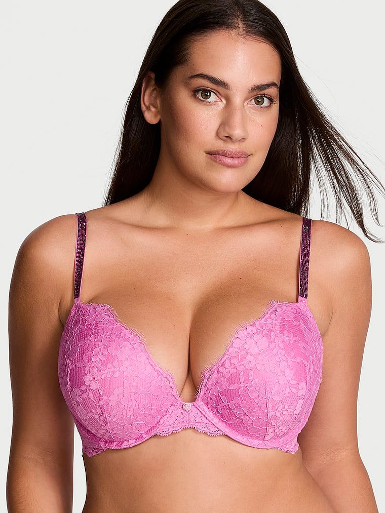 Modelka prezentuje biustonosz push-up koronkowy z błyszczącymi ramiączkami Twinkle Strap. Produkt ma kolor różowy i pochodzi z kolekcji Dream Angels.
