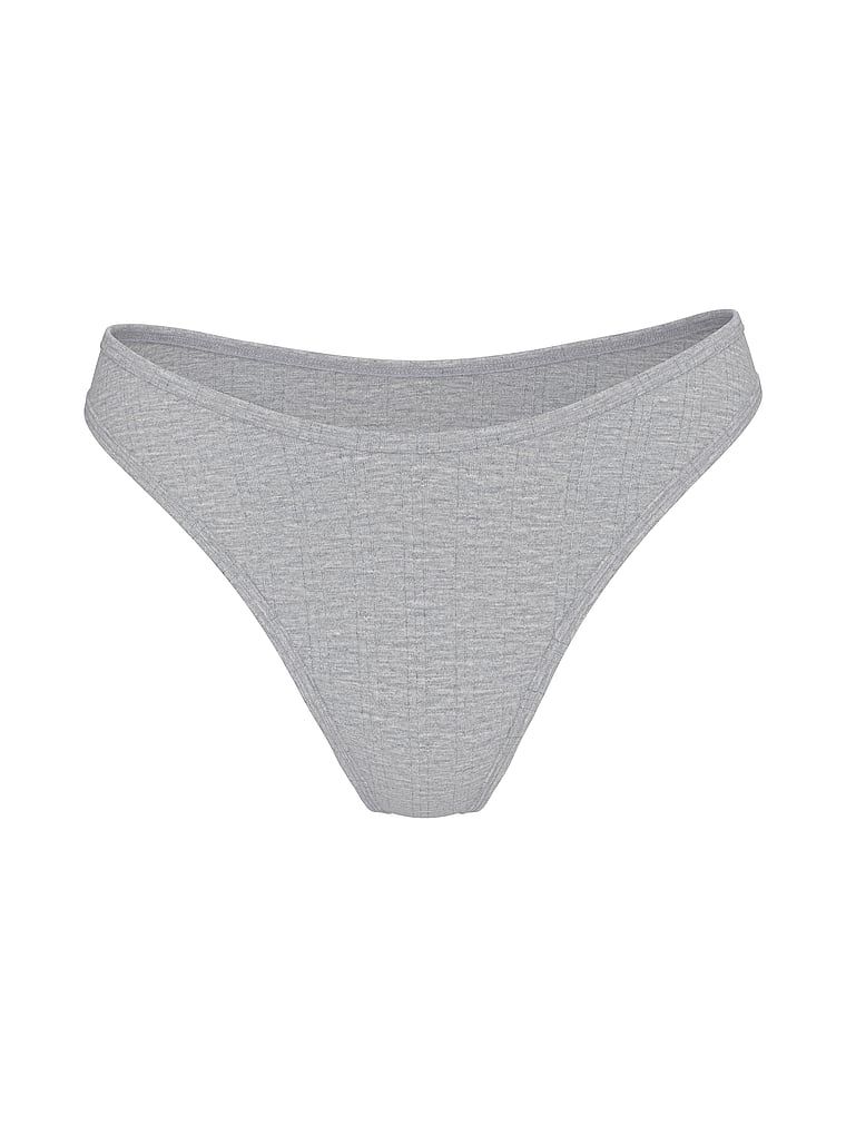 Stringi z modalu z wysoko wyciętymi nogawkami Ultra-Fine. Produkt ma kolor szary i pochodzi z kolekcji Victoria's Secret. 