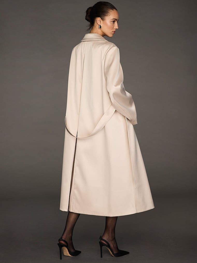Płaszcz satynowy Atelier X Altuzarra. Produkt ma kolor beżowy i pochodzi z kolekcji Atelier Victoria's Secret x Altuzarra. 