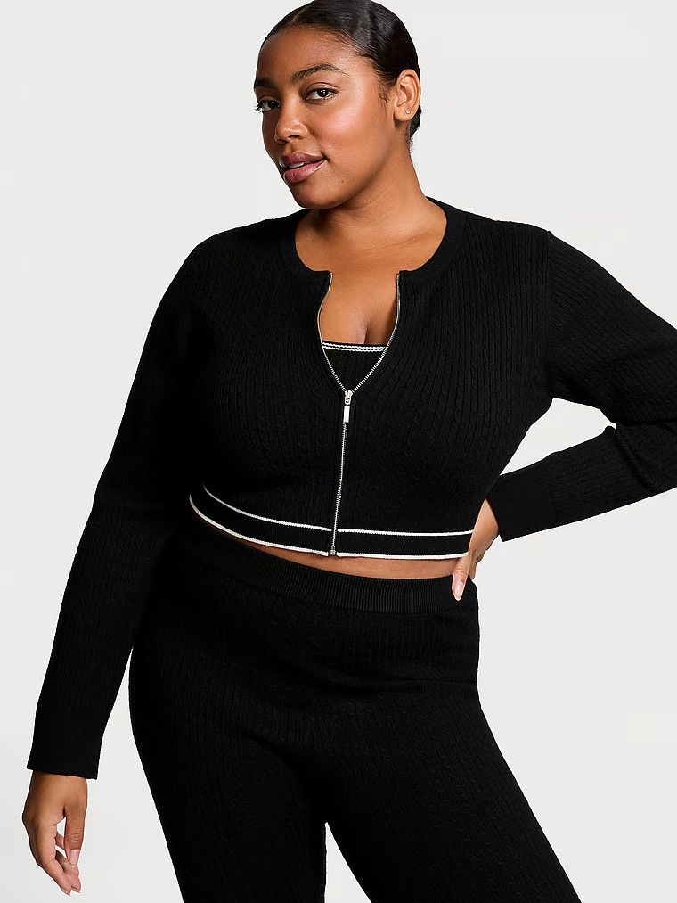 Kardigan z dzianiny zapinany na suwak Luxe Cable-Knit. Produkt ma kolor czarny i pochodzi z kolekcji Victoria's Secret. 