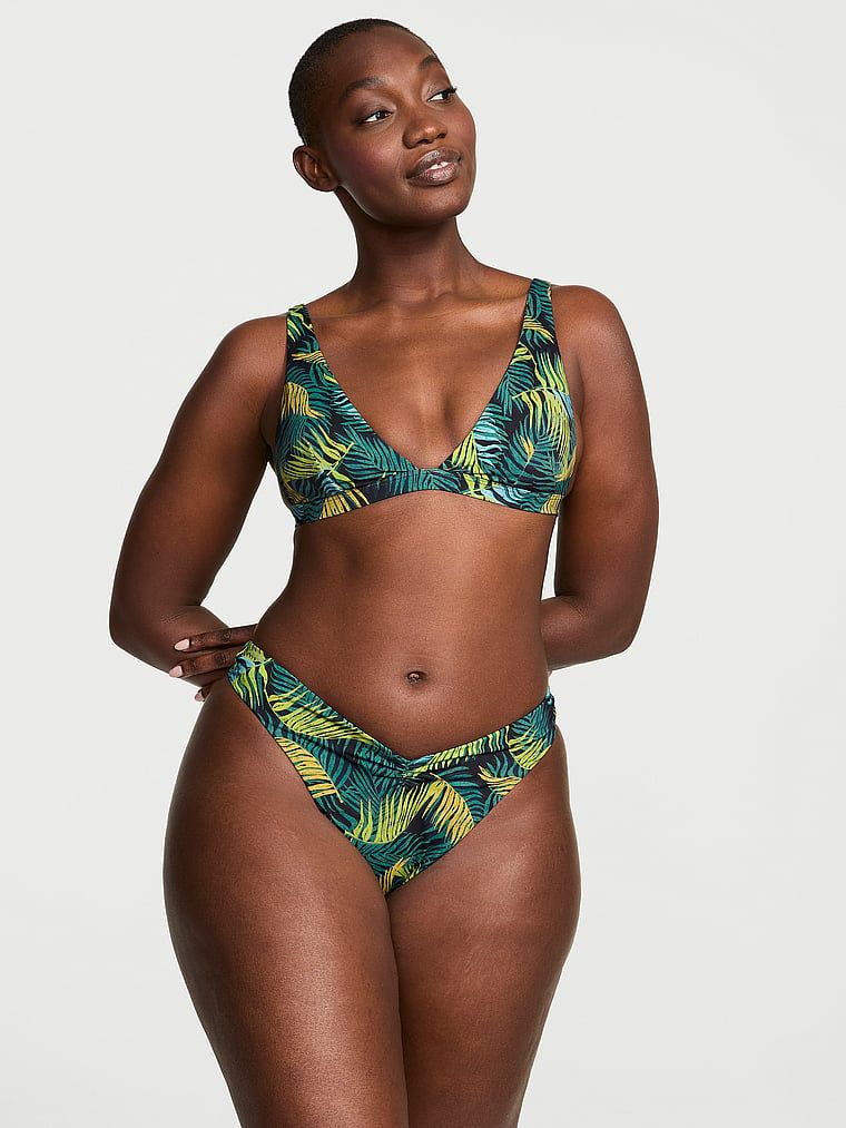 Dół od bikini stringi Essential Cinched. Produkt jest wzorzysty i pochodzi z kolekcji Victoria's Secret Swim. 