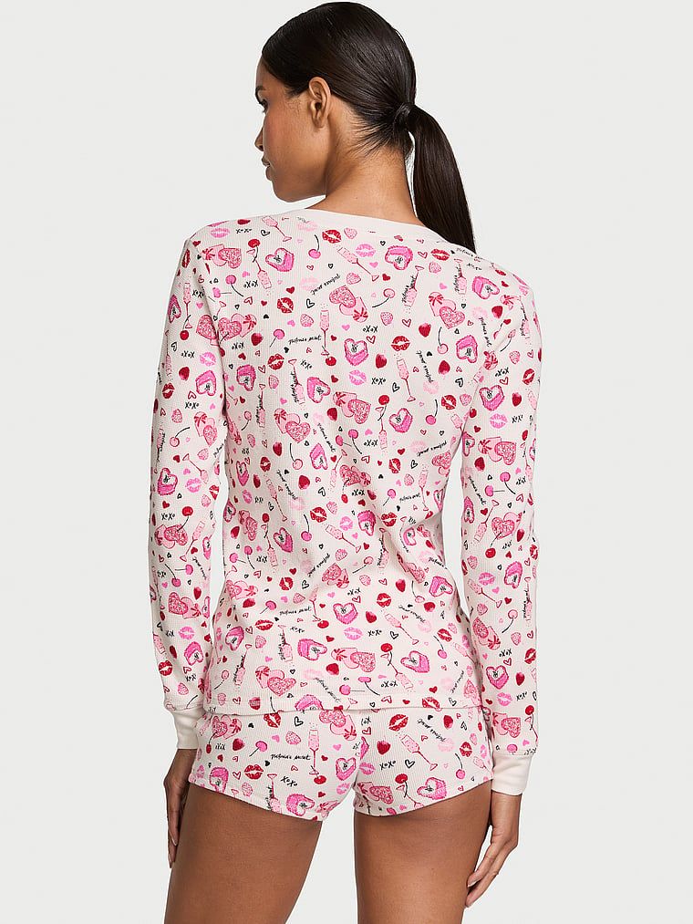 Ciepła piżama z szortami Thermal Short Pajama. Produkt ma kolor wzorzysty i pochodzi z kolekcji Victoria's Secret. 