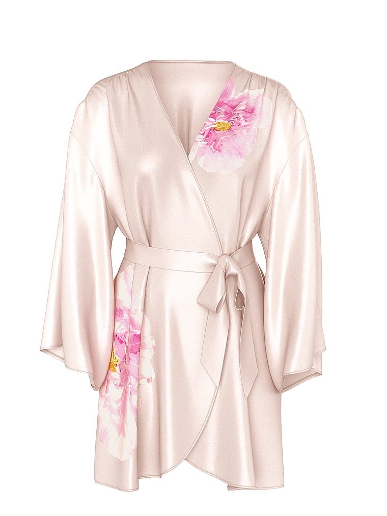 Szlafrok satynowy z piwoniami Peony. Produkt ma kolor różowy i pochodzi z kolekcji Victoria's Secret. 