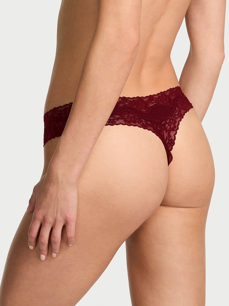 Stringi bawełniane w paseczki z koronką na krawędziach. Produkt ma kolor czerwony i pochodzi z kolekcji Lace Trim. 