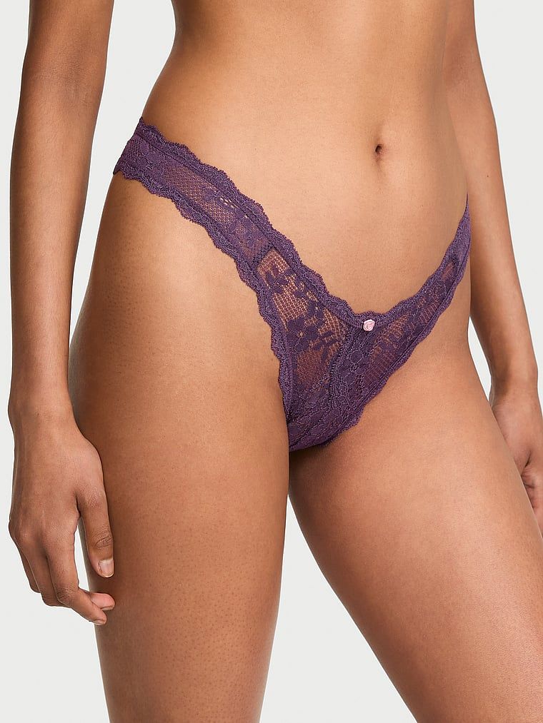 Majtki koronkowe bez kroku Peekaboo Brazilian. Produkt ma kolor fioletowy i pochodzi z kolekcji Dream Angels. 