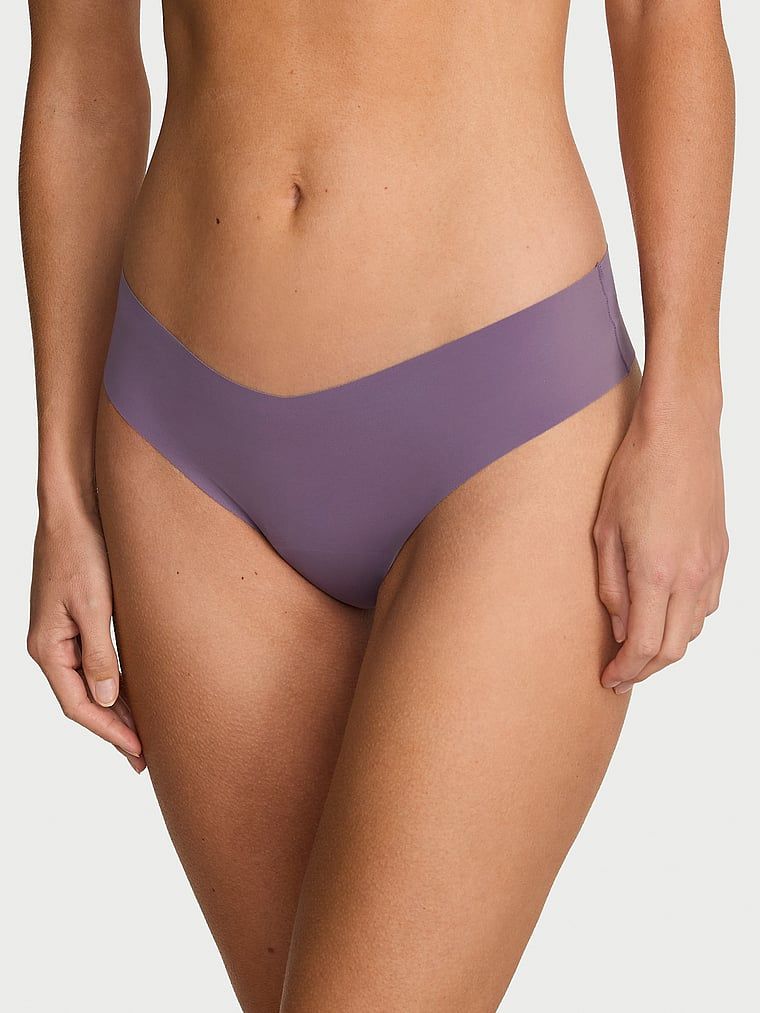 Stringi bezszwowe z paseczkami z tyłu No-Show Strappy. Produkt ma kolor fioletowy i pochodzi z kolekcji No-Show. 