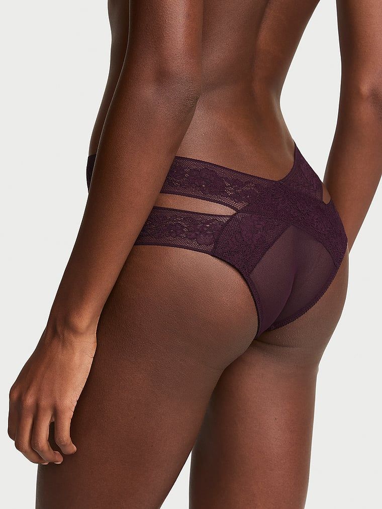 Majtki z wycięciami i z koronką Strappy Cut-Out Cheeky. Produkt ma kolor fioletowy i pochodzi z kolekcji Very Sexy. 