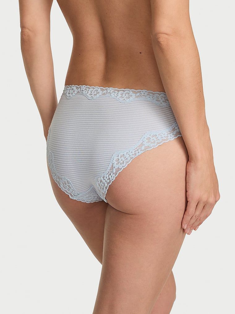 Majtki bawełniane w paseczki z koronką na krawędziach Bikini. Produkt ma kolor niebieski i pochodzi z kolekcji Lacie. 