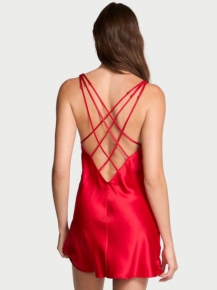 Koszulka nocna satynowa z błyszczącymi ramiączkami Scattered Shine Strap Slip. Produkt ma kolor czerwony i pochodzi z kolekcji Very Sexy. 
