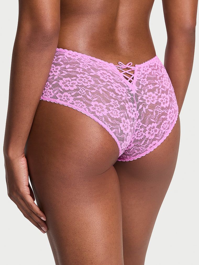 Majtki koronkowe z kokardką i sznurowaniem z tyłu Lace-Up Bow Cheeky. Produkt ma kolor różowy i pochodzi z kolekcji Lacie. 