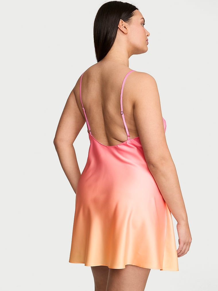 Koszulka nocna satynowa Signature. Produkt jest wzorzysty i pochodzi z kolekcji Victoria's Secret. 