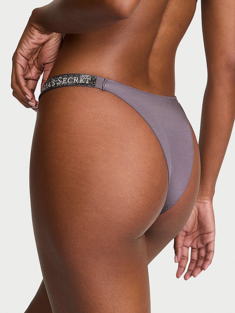 Majtki brazyliany koronkowe z błyszczącymi paskami Shine Strap Brazilian. Produkt ma kolor szary i pochodzi z kolekcji Very Sexy. 