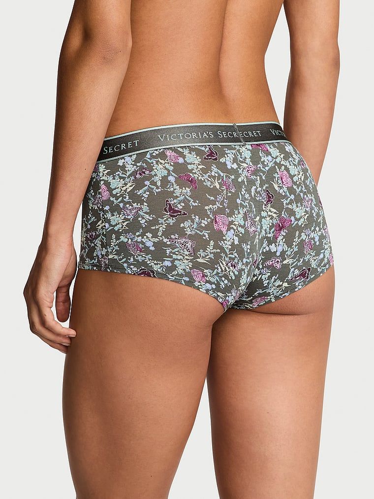Majtki szorty bawełniane z logo w talii Boyshort. Produkt jest wzorzysty i pochodzi z kolekcji Body by Victoria. 