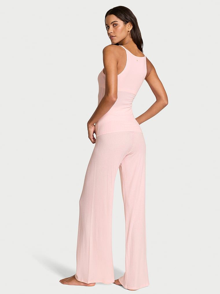Piżama z modalu - top i spodnie. Produkt ma kolor różowy i pochodzi z kolekcji Victoria's Secret. 