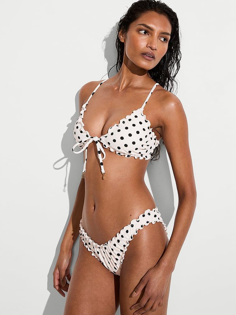 Dół od bikini Tease Ruffle Brazilian. Produkt jest wzorzysty i pochodzi z kolekcji Victoria's Secret Swim. 