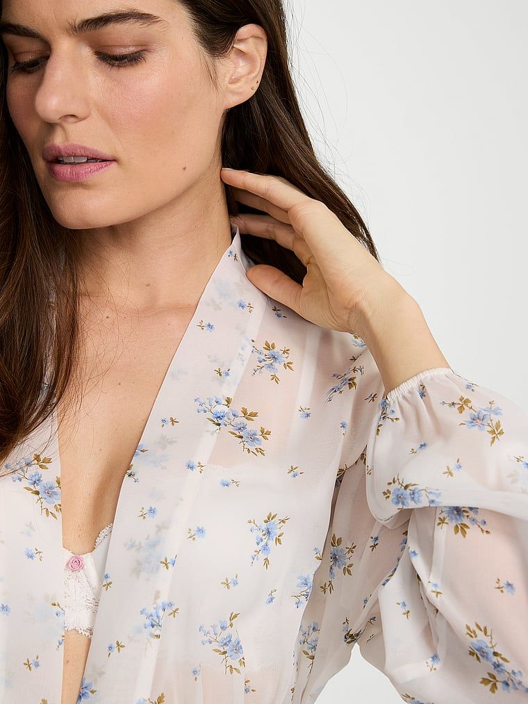 Szlafrok szyfonowy długi Wildflower. Produkt ma wzór kwiatowy i pochodzi z kolekcji Victoria's Secret. 