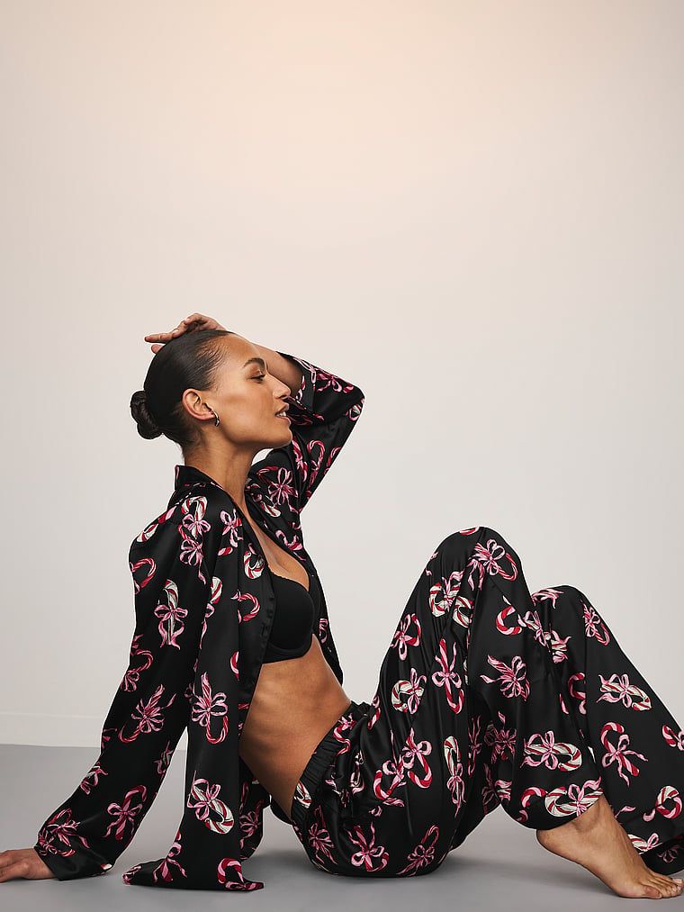 Piżama satynowa błyszcząca z długimi rękawami Glazed Satin. Produkt jest wzorzysty i pochodzi z kolekcji Victoria's Secret. 