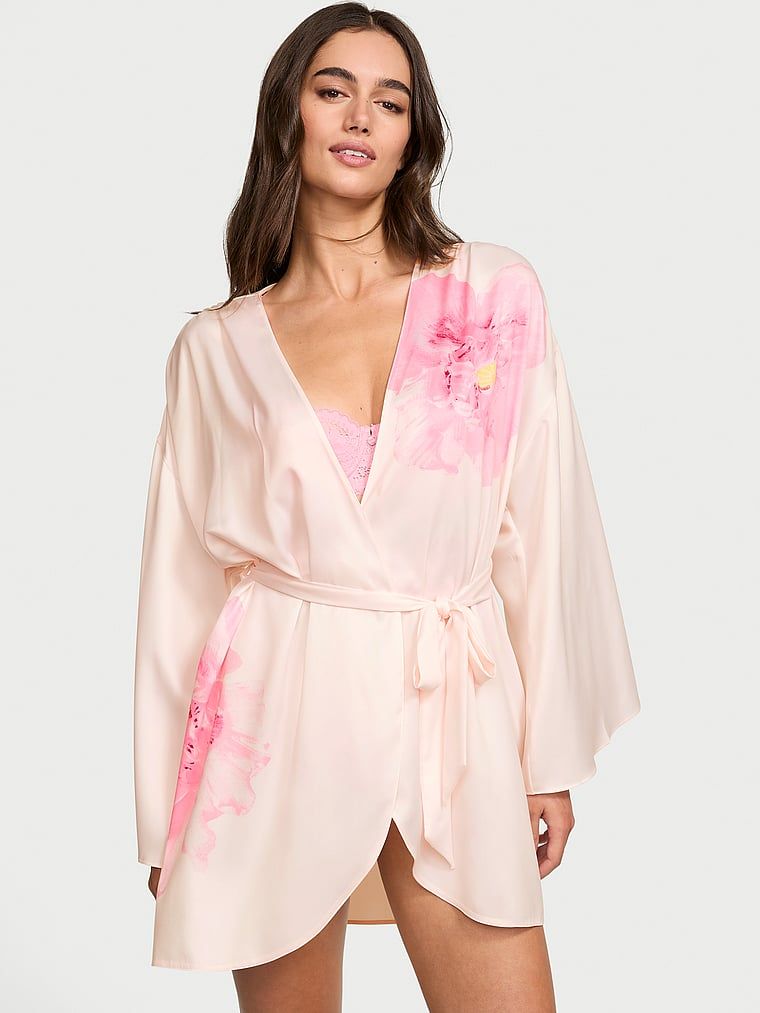 Szlafrok satynowy z piwoniami Peony. Produkt ma kolor różowy i pochodzi z kolekcji Victoria's Secret. 
