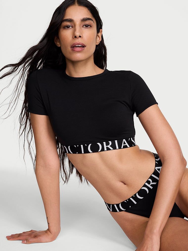Crop top bawełniany z krótkimi rękawkami. Produkt ma kolor czarny i pochodzi z kolekcji T-shirt. 