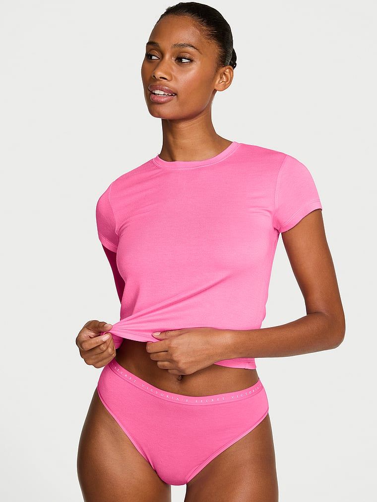 T-shirt z modalu do spania. Produkt ma kolor różowy i pochodzi z kolekcji Victoria's Secret. 