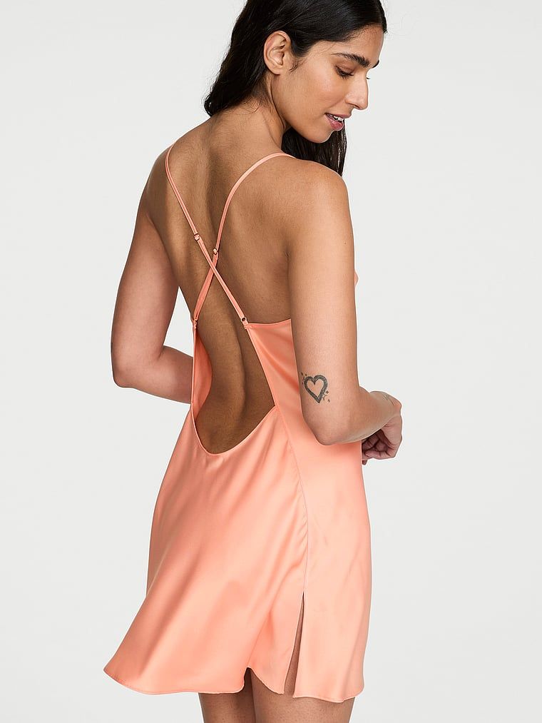 Koszulka nocna satynowa na cienkich ramiączkach odsłaniająca plecy Open-Back Slip. Produkt jest wzorzysty i pochodzi z kolekcji Victoria's Secret. 