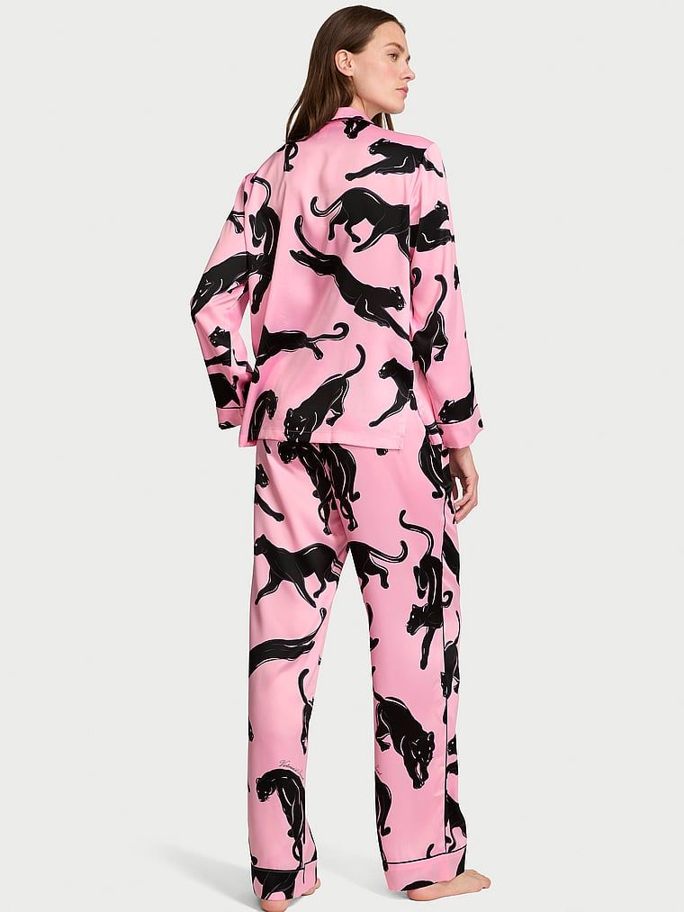 Piżama satynowa z długimi rękawami Signature. Produkt ma kolor wzorzysty i pochodzi z kolekcji Victoria's Secret. 