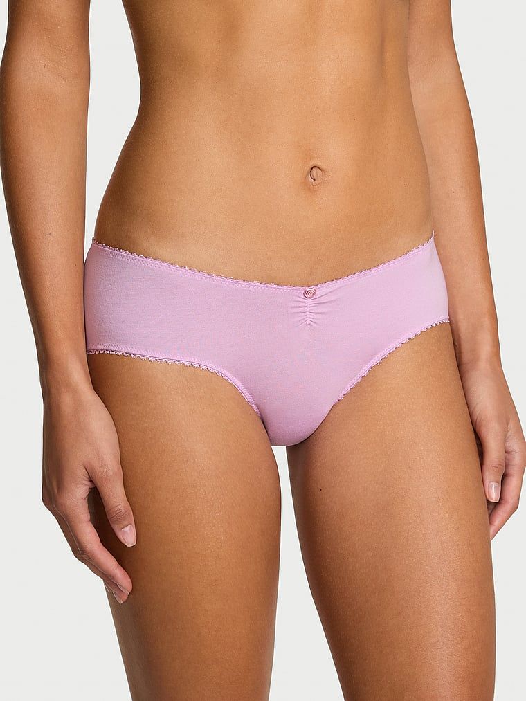 Majtki bawełniane z siateczką z tyłu Heart Lace Hiphugger. Produkt ma kolor fioletowy i pochodzi z kolekcji Victoria's Secret. 