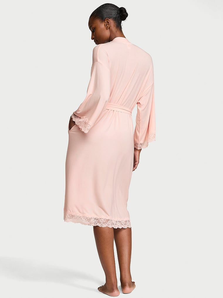 Szlafrok z modalu SoSoft. Produkt ma kolor różowy i pochodzi z kolekcji Victoria's Secret. 