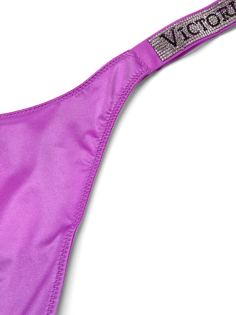 Stringi z błyszczącymi paskami Shine Strap. Produkt ma kolor fioletowy i pochodzi z kolekcji Very Sexy. 