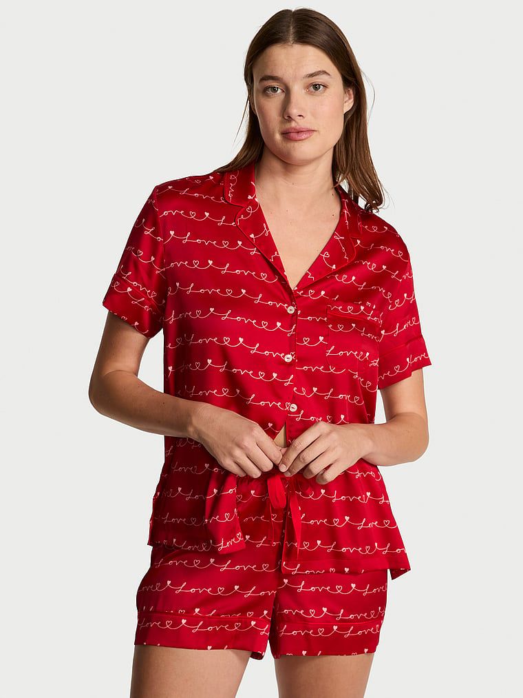 Piżama satynowa błyszcząca z szortami Glazed Satin. Produkt jest wzorzysty i pochodzi z kolekcji Victoria's Secret. 