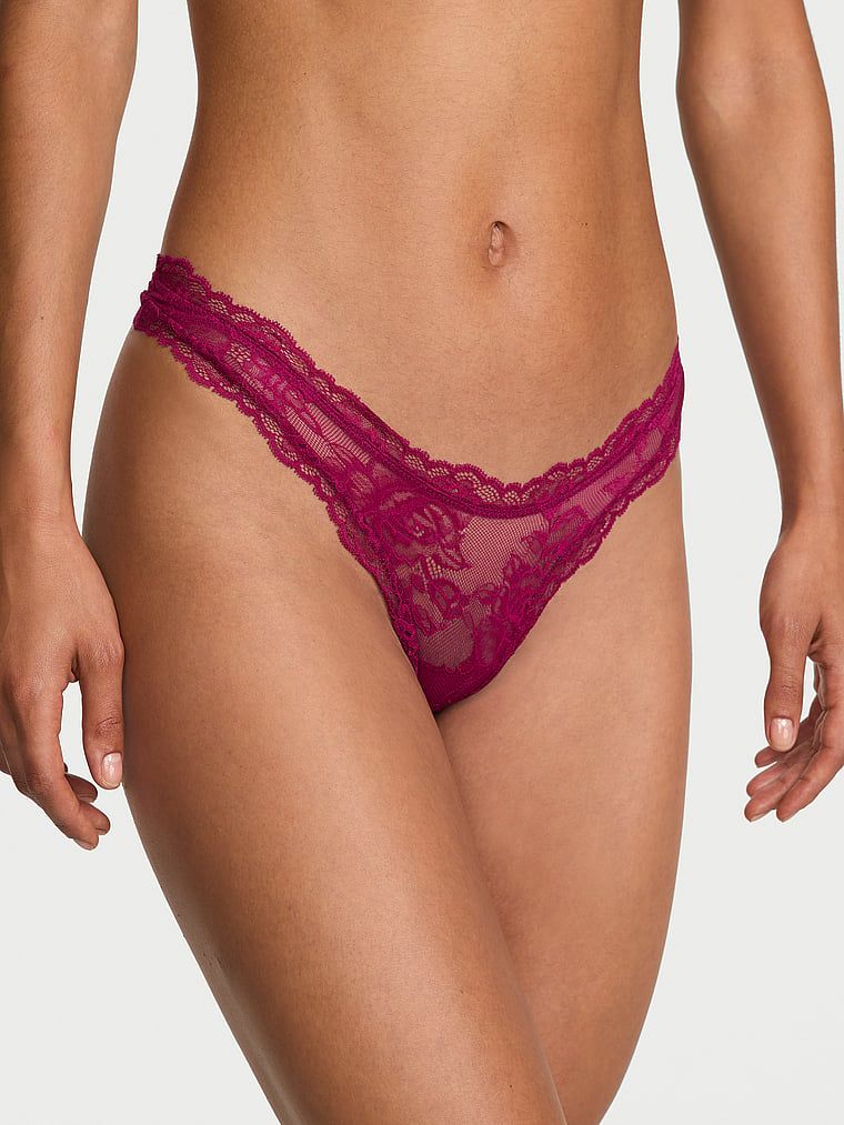 Stringi koronkowe z wysoko wyciętymi nogawkami Rose Lace. Produkt ma kolor różowy i pochodzi z kolekcji Very Sexy. 