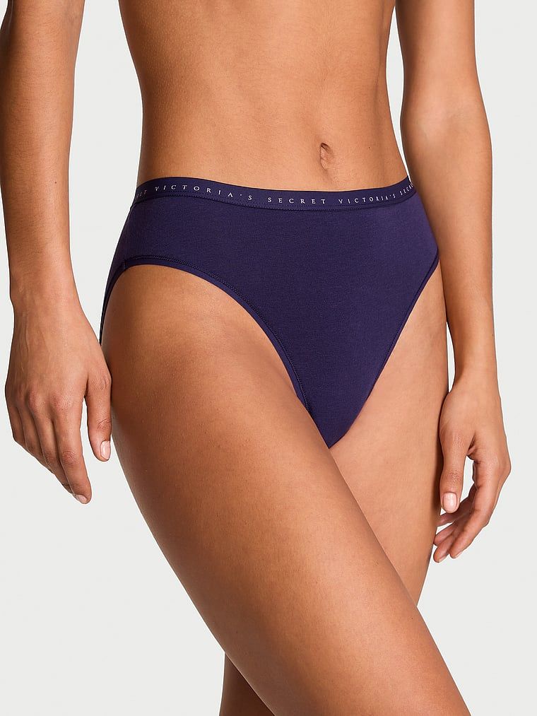 Majtki figi z wysoko wyciętymi nogawkami High-Leg Brief. Produkt ma kolor purpurowy i pochodzi z kolekcji Victoria's Secret. 