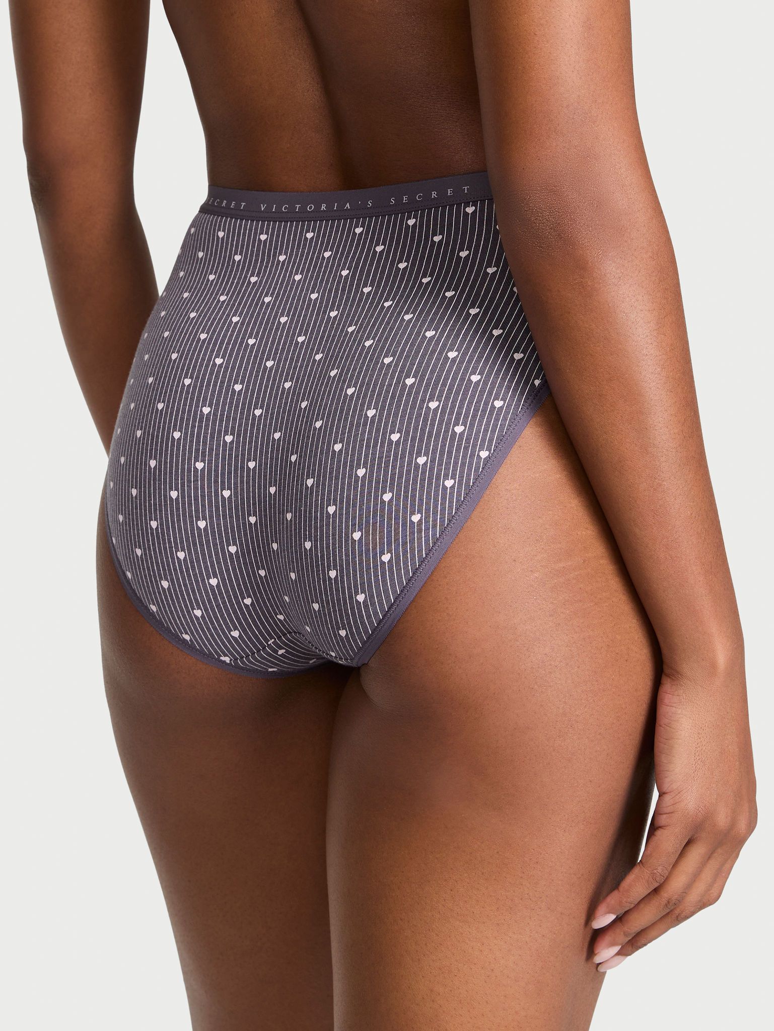 Majtki bawełniane figi z wysoko wyciętymi nogawkami High-Leg Brief. Produkt jest wzorzysty i pochodzi z kolekcji Victoria's Secret. 