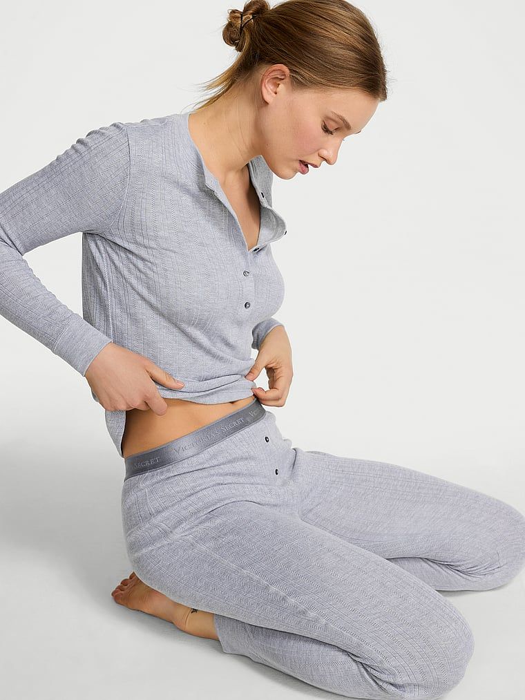 Piżama z długim rękawem i spodniami Cozy Pointelle. Produkt ma kolor szary i pochodzi z kolekcji Victoria's Secret. 