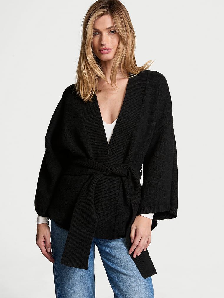 Sweter kopertowy Luxe Creme Knit Wrap. Produkt ma kolor czarny i pochodzi z kolekcji Victoria's Secret. 