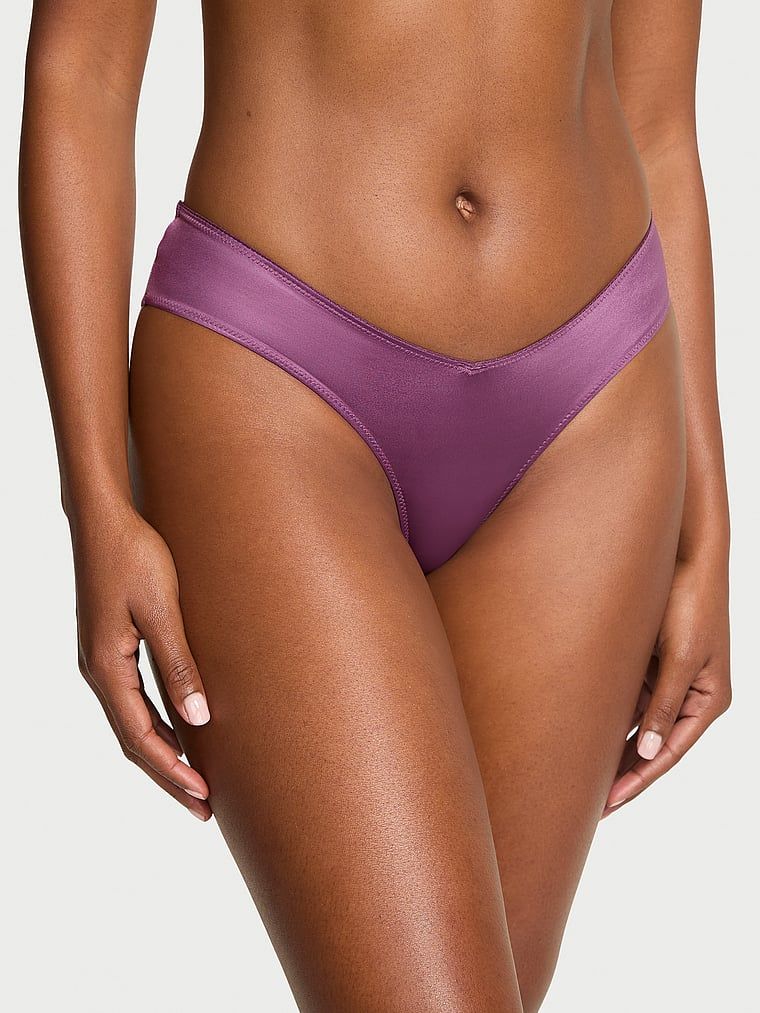 Majtki z paseczkami z tyłu i wysoko wyciętymi nogawkami Strappy-Back Cheeky. Produkt ma kolor purpurowy i pochodzi z kolekcji Very Sexy. 