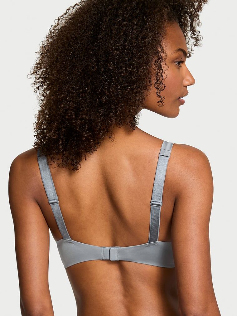 Modelka prezentuje biustonosz push-up powiększający o 2 rozmiary Bombshell Scattered Shine Strap. Produkt ma kolor szary i pochodzi z kolekcji Very Sexy.