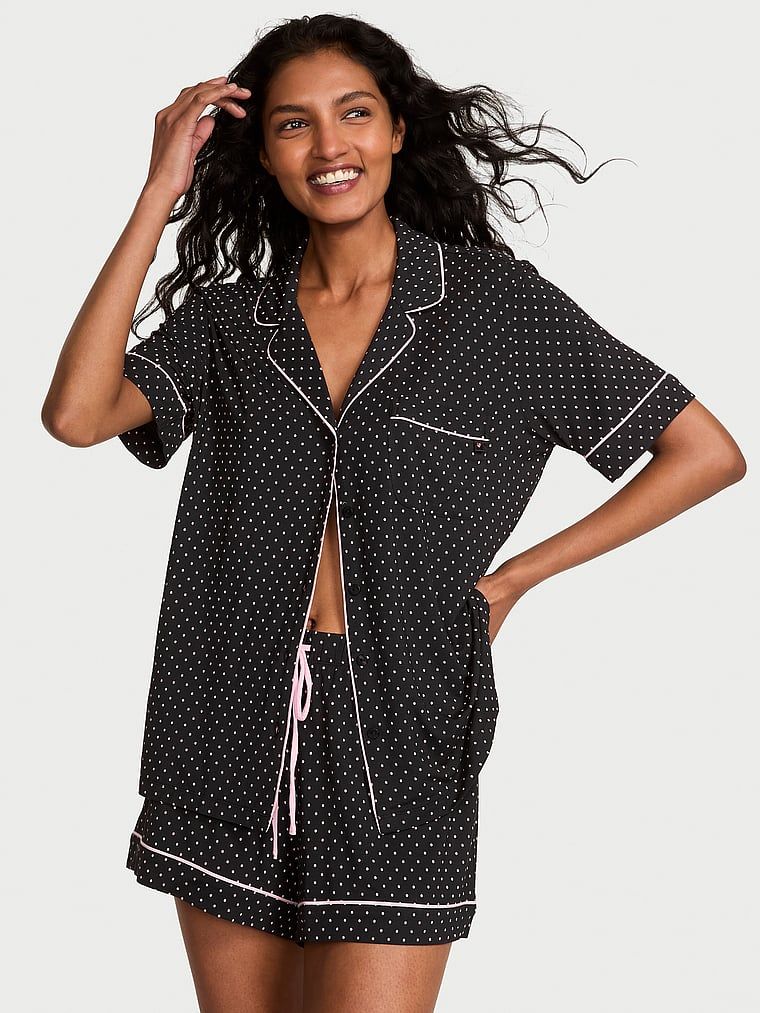 Piżama z modalu z szortami. Produkt jest wzorzysty i pochodzi z kolekcji Victoria's Secret. 